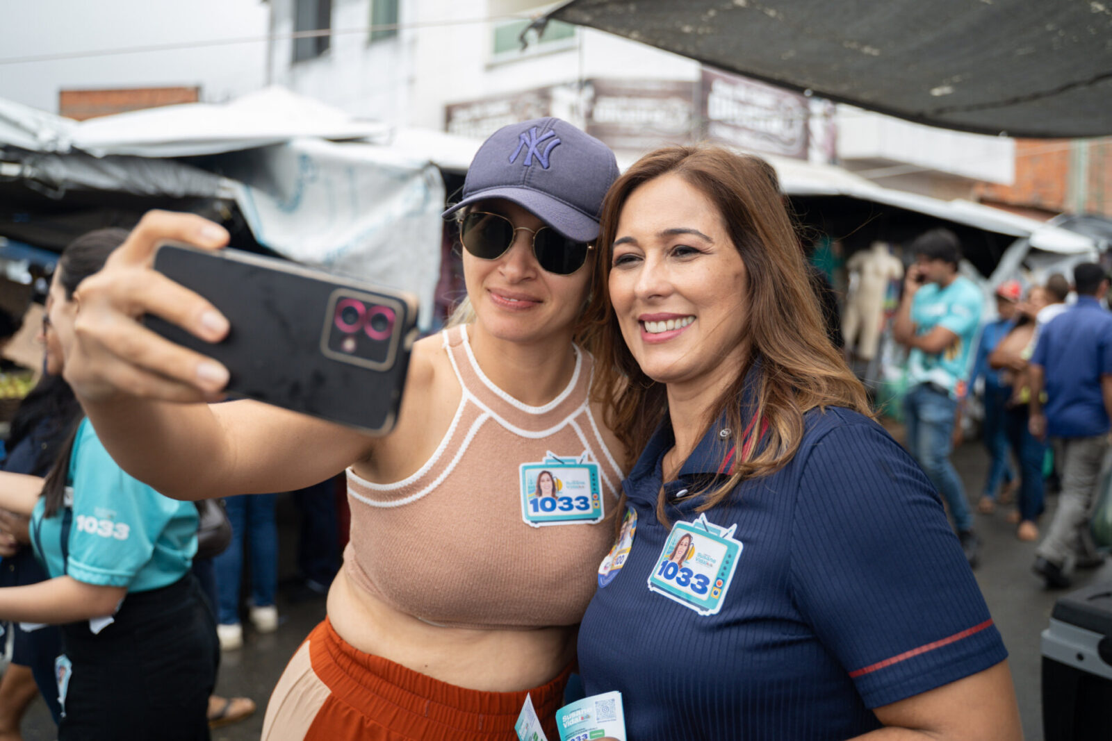 A jornalista Susane Vidal conversa com feirantes em Nossa Senhora da Glória