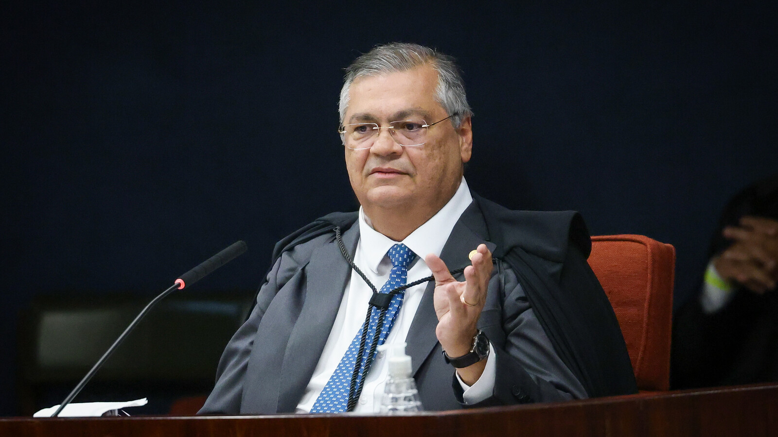 Dino tambem proibiu as empresas de contratar com o poder publico