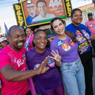 Yandra Moura conversa com moradores do Almirante Tamandaré, em Aracaju